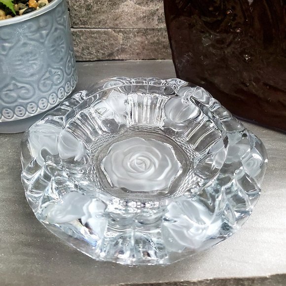 MCM Large Luxe Crystal Cigar Ashtray Cut Glass w/ Centric Frosted Rose & Buds - Picture 3 of 8